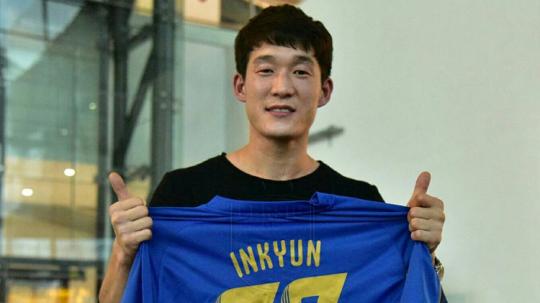 Indosport - Oh In-Kyun resmi berseragam Persib Bandung.